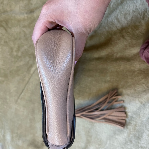 Pebbled Calfskin Medium Gucci Soho Flap Crossbody Camelia - Picture 9 of 13